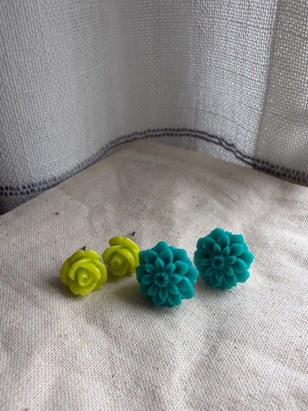 vintage resin flower stud earring set